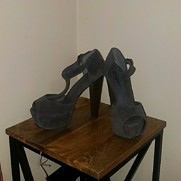 Shoes - Picture 4 of 4